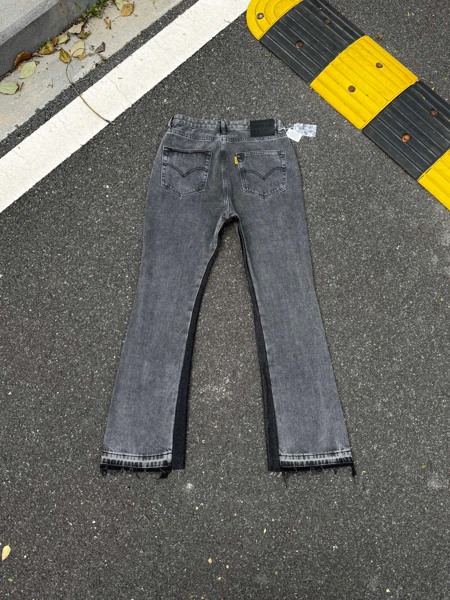 P246💰G990 GALLERY DEPT Denim Flared Jeans Washed and Distressed Spliced ​​Jeans Denim Washing Factory. During this process, the owner of the washing factory helped introduce a boss who once worked for Levi OEM and started his own business. This also paved the way for the following styles. Therefore, Levi's remodeled single product for the base plate is really familiar. Whether it is the fabrics supplied or the lathes used in production, there is nothing to choose from. -Color: Black -Size: S-XXL (corresponding to 28-36)